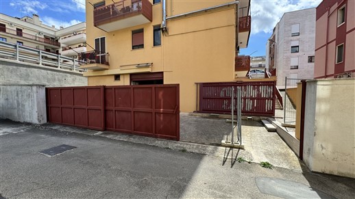 P  R  E  Z  Z  O     R  I  B  A  S  S  A  T  O  -  Locale Deposito con Spazio Esterno Privato